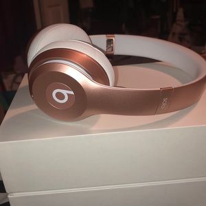 Beats solo2 wireless special edition rose gold